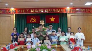 Gặp mặt, tặng quà các cháu là con liệt sĩ, con thương binh CAND đi tham quan, nghỉ dưỡng ở trong nước