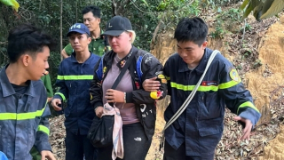Cảnh sát cứu nạn nữ du khách nước ngoài đuối sức trong lúc du khảo vùng núi Khánh Hoà