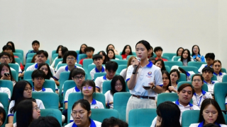 Kiều bào trẻ giao lưu với những chiến sĩ “mũ nồi xanh” Việt Nam