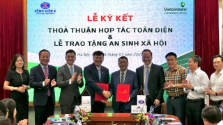 Vietcombank và Bệnh viện K ký kết hợp tác toàn diện, trao tặng 100 máy tính bảng trị giá 1 tỷ đồng