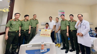 Công an tỉnh Quảng Ninh nhận đỡ đầu nạn nhân sống sót trong vụ lật tàu Vịnh Xanh