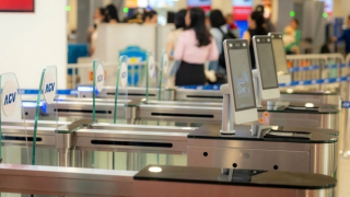 Tăng cường triển khai ứng dụng VNeID và nhận diện sinh trắc học làm thủ tục lên máy bay