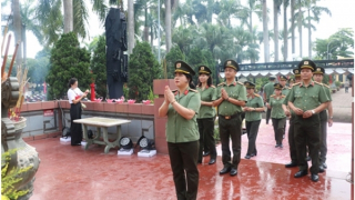 Cục Y tế, Đồn Công an Nội Bài dâng hương tưởng niệm các Anh hùng liệt sĩ