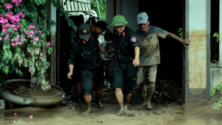 CSCĐ xuống vùng lũ Nghệ An lội bùn, giúp dân khắc phục hậu quả