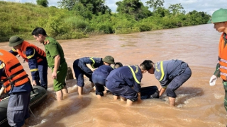 Đã tìm thấy thi thể 2 nạn nhân bị lũ cuốn ở ngầm tràn Khuất Xá