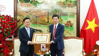 Trao Bằng khen của Bộ Văn hoá, Thể thao và Du lịch cho hậu duệ đời thứ 31 của vua Lý Thái Tổ