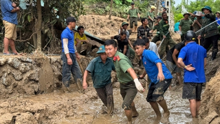 Tiếp cận địa bàn, hỗ trợ người dân tại các nơi xa nhất khắc phục hậu quả sau mưa lũ