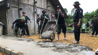 Cảnh sát cơ động vượt suối, băng rừng giúp đồng bào Thái Nguyên xoá nhà tạm