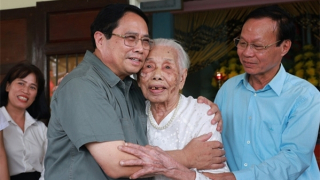 Thủ tướng tri ân các lãnh đạo tiền bối và người có công tại Quảng Trị và Huế