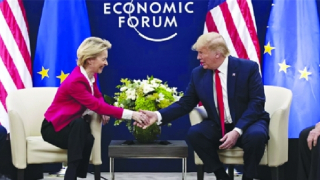 Châu Âu lúng túng trước sức ép thuế quan