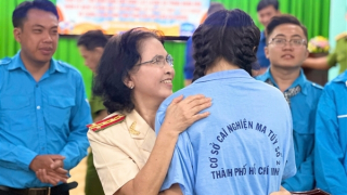 Nữ Đại tá, Anh hùng LLVTND thăm và trò chuyện với thanh thiếu niên cai nghiện ma túy