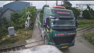 Xe tải chắn đường ray - hiểm họa trên tuyến Bắc Nam qua miền Trung