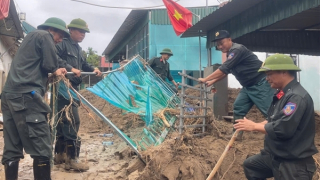 Lực lượng Cảnh sát cơ động Bộ Công an tiếp tục hỗ trợ đồng bào vùng lũ Nghệ An