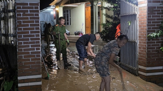 Lào Cai: Lũ quét bất ngờ trong đêm, Công an phường di chuyển khẩn cấp hơn 100 hộ dân