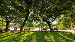 Hà Nội nắng nóng trở lại, Trung Bộ tiếp tục mưa dông