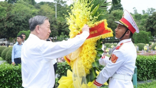 Tổng Bí thư Tô Lâm dâng hương tưởng niệm các anh hùng, liệt sĩ tại Điện Biên