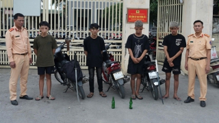 Bắt giữ nhóm thanh niên điều khiển mô tô tháo biển số, mang hung khí náo loạn đường phố