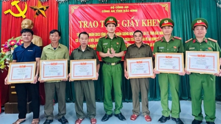 Khen thưởng tập thể, cá nhân có thành tích trong bắt giữ nhóm đối tượng cướp tài sản