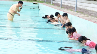 Cảnh sát đường thủy Hải Phòng dạy bơi miễn phí cho trẻ em