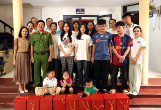 Hội Cựu CAND tặng quà con liệt sĩ CAND hy sinh trên mặt trận phòng, chống ma túy