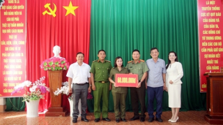 Văn phòng Báo CAND khu vực ĐBSCL trao kinh phí xây nhà Đại đoàn kết