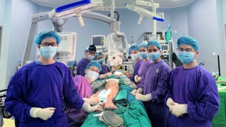 Phẫu thuật miễn phí cho thiếu nữ người dân tộc thoát khỏi khối u khổng lồ