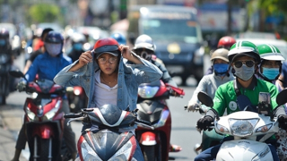 Nắng nóng oi bức toàn miền Bắc với nền nhiệt 38 độ C, TP Hồ Chí Minh mưa dông