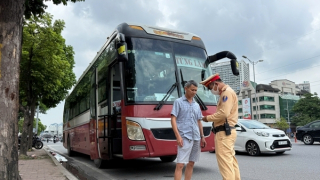 Ngoài bằng lái trên VNeID, người dân có thể xuất trình số GPLX cho Cảnh sát kiểm tra