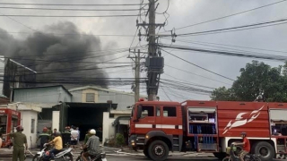 Xưởng sản xuất hộp đựng cơm trong khu dân cư bốc cháy dữ dội