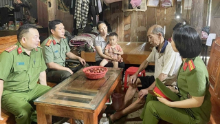 Những bước chân không mỏi giữa đá núi Lục Khu