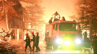 Gần 100 CBCS tham gia dập tắt đám cháy lớn trong đêm ở Lào Cai