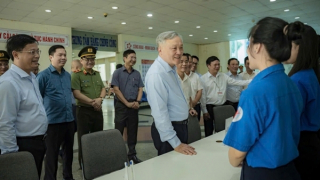 Phó Thủ tướng Thường trực Nguyễn Hòa Bình làm việc với Ban Thường vụ Thành ủy Huế