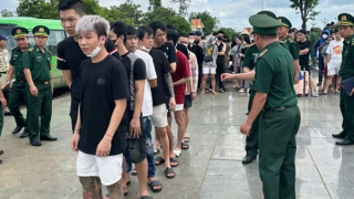Bàn giao 85 công dân Việt Nam liên quan lừa đảo trực tuyến từ Campuchia