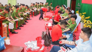 Hơn 200 CBCS Công an Vĩnh Long tham gia hiến máu tình nguyện