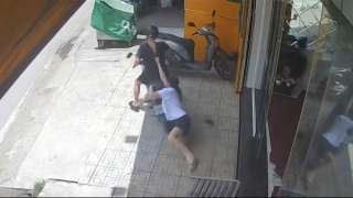 Nữ nhân viên tiệm vàng quyết không buông tha tên cướp manh động