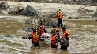 Nỗ lực tìm kiếm nạn nhân mất tích trong mưa lũ tại Sơn La
