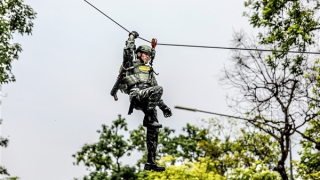 Cảnh vệ trình diễn võ thuật, đu dây tấn công tội phạm với vũ khí hiện đại