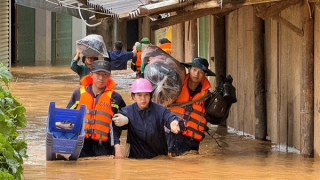 Công an Sơn La dầm mình trong nước giúp dân chống lũ