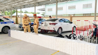 Bắt quả tang đối tượng vận chuyển 6.500 bao thuốc lậu