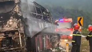 Ngửi thấy mùi khét, hành khách cấp báo cho tài xế cùng nhau thoát nạn