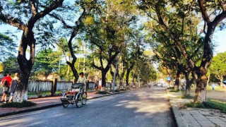 Hà Nội hạ nhiệt trời mưa dông, Trung Bộ nắng nóng hầm hập