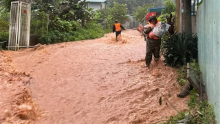 Công an Điện Biên hỗ trợ nhân dân ứng phó mưa lũ, sạt lở đất