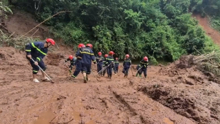 Công an Điện Biên vượt lũ dữ, cứu dân