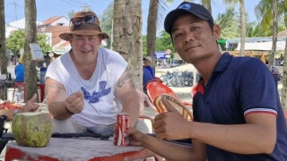 Giúp du khách Australia tìm lại nhẫn kim cương bị đánh rơi tại bãi biển Cửa Đại