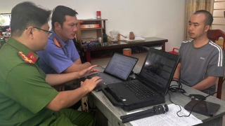 Bắt khẩn cấp đối tượng cướp tiệm vàng, kéo lê nữ nhân viên