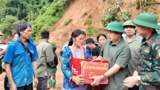 Trực thăng vận tải hàng cứu trợ khẩn cấp lên các điểm bị lũ cô lập ở Điện Biên