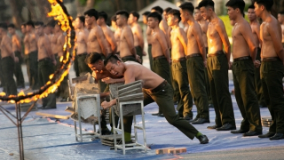 Lực lượng Cảnh vệ CAND biểu diễn bên Hồ Gươm: Kịch tính, mãn nhãn, đầy phấn khích