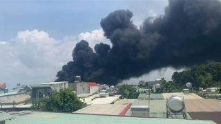 Cháy lớn tại công ty sản xuất hộp mút xốp trong khu dân cư