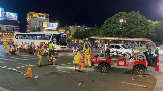 Xe điện chở khách tông nhóm người đi bộ khiến 3 người thương vong