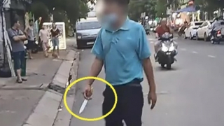 Tài xế xe taxi công nghệ tông sập tường rào nhà dân còn "múa" dao đe dọa